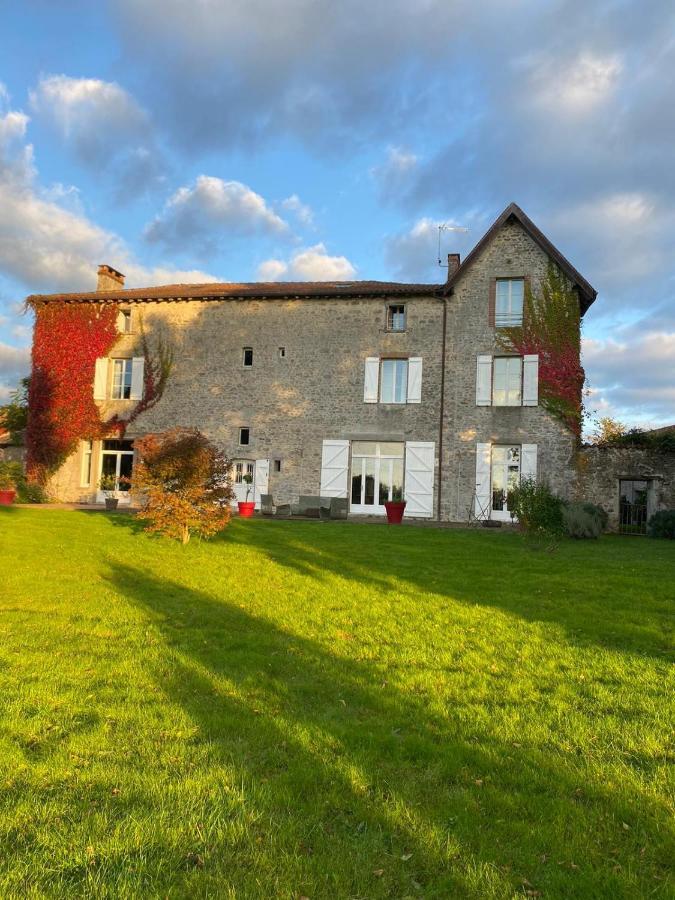 Berneuil  Domaine De Panissac B&B 외부 사진